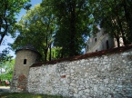 Mstów- mury obronne z XVII w. wraz z 9 basztami okalające zespół Klasztorny Kanoników Regularnych Laterańskich wraz z Kościołem Wniebowzięcia NMP.