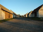 Zabytkowe stodoły na targowisku miejskim. Stodoły powstały w II poł. XIX w. i w początkach XX w. Na zabytkowy zespół stodół składa się ok. 40 budynków.