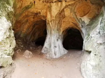 Zdjęcie: Jaskinia OstrÄĹźnicka, bÄdÄca kiedyĹ podziemiami Zamku OstrÄĹźnik, zadziwia otworem zwanym pĹucami i do dzisiaj kusi poszukiwaczy tajemnic.