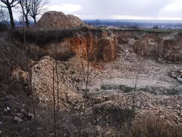 Zdjęcie: ChoroĹ- wapienniki. ZĹoĹźa kamienia wapiennego, wystÄpujÄcego w Choroniu na terenach prywatnych wydobywane metodÄ odkrywkowÄ od wielu dziesiÄcioleci.