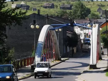 Zdjęcie: Most na rzece Warcie oraz jedna z najstarszych ulic Mstowa, ulica KoĹcielna.