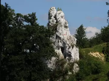Zdjęcie: SkaĹa MiĹoĹci- ostaniec skalny nazwany na pamiÄtkÄ legendy o wielkiej miĹoĹci i tragedii kochankĂłw.